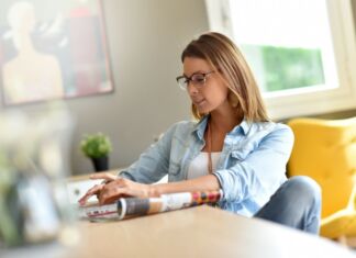 Fremtidens arbejdsplads: Mere hjemmearbejde og mere samarbejde Kvinde der arbejder hjemmefra